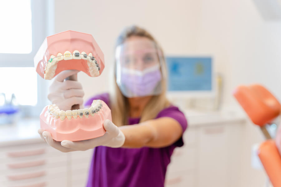 Zahnkorrektur auch für Erwachsene in der Kieferorthopädischen Praxis Illertissen. Unsichtbare Zahnkorrektur, vor Implantaten, bei Kiefergelenksbeschwerden, Lücken.